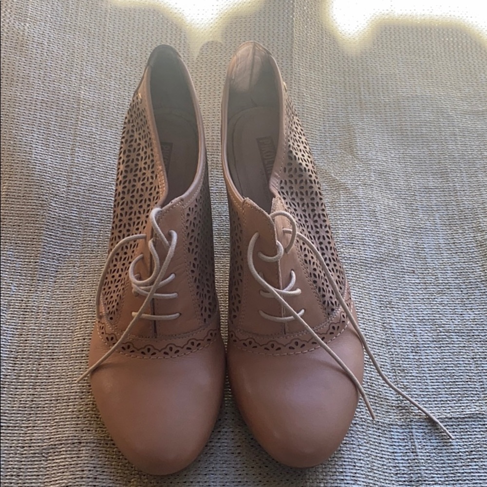 PIKOLINOS Cream and Tan Leather Heels with Sophisticated Design